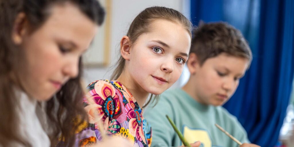 sabel schulen muenchen schuelerin im unterricht